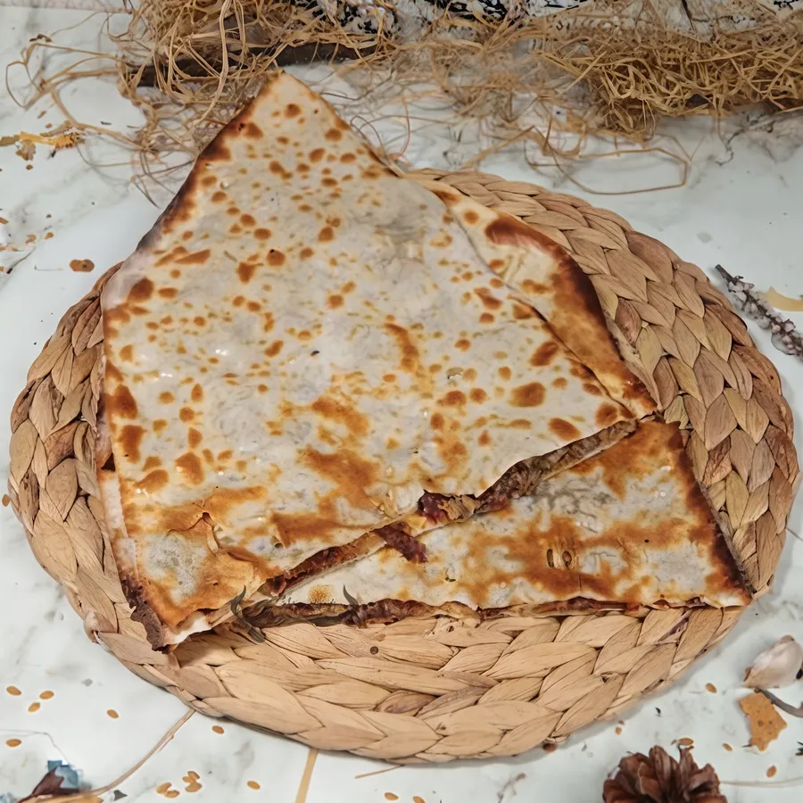 Kastamonu pastırmalı ince pide (pastırmalı ekmek)